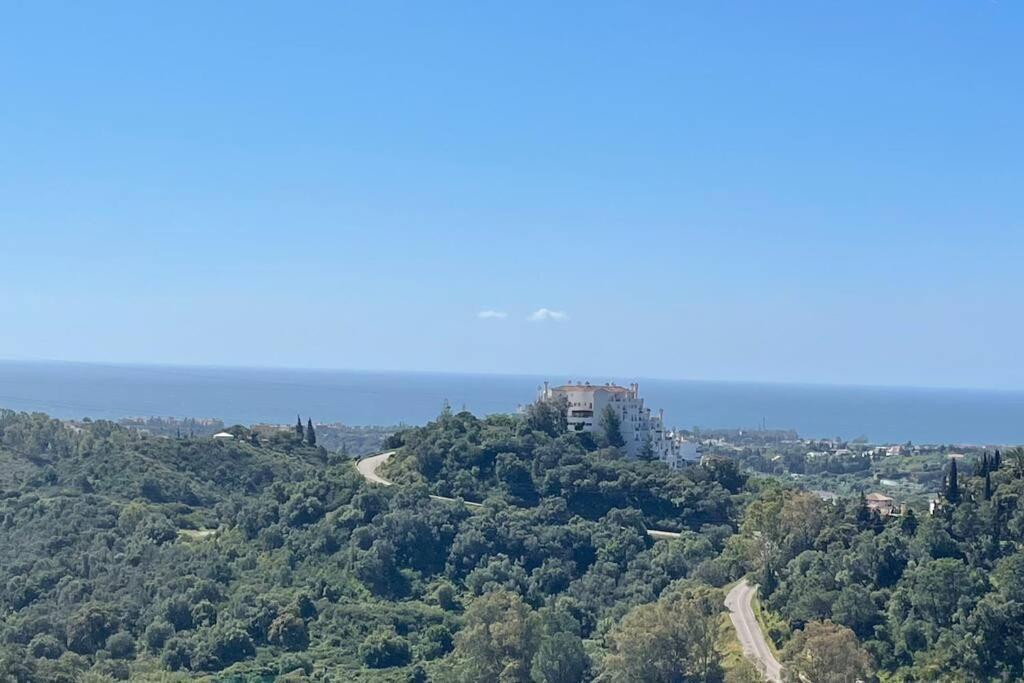 Atico Con Bonita Vista. En Urbanizacion Privada.! Appartamento Estepona Esterno foto